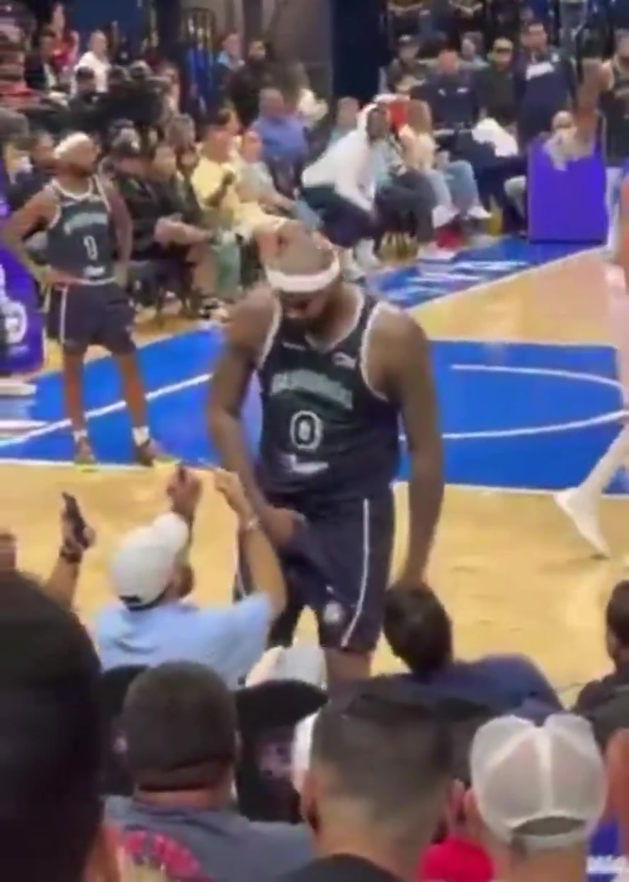 狠抓下体🤬！考辛斯遭球迷狂泼饮料🌧暴走被五名保安死死摁住